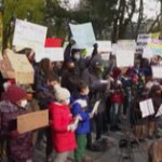 New York, protesta dei genitori contro la chiusura delle scuole