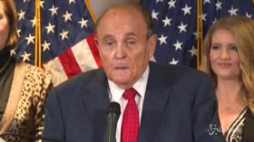 Usa, Giuliani suda e gli cola sul viso la tinta dai capelli | VIDEO