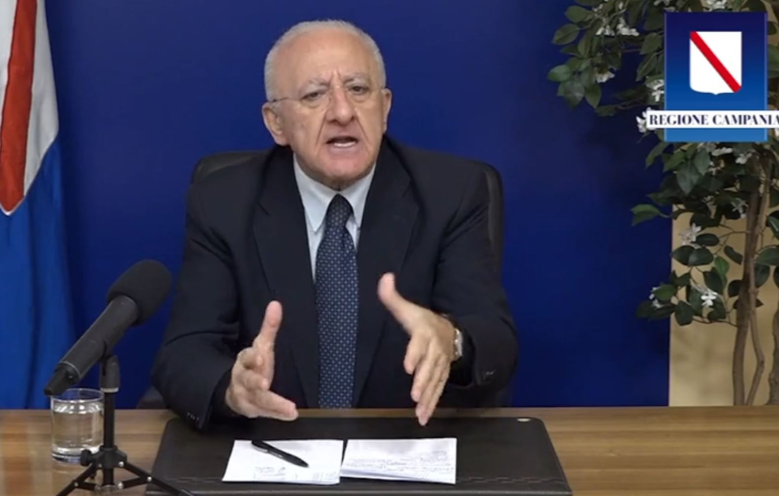 De Luca contro De Magistris: “A Napoli c’è un imbecille”