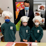 Tirana, Di Maio visita scuola italiana: piccoli allievi gli regalano un dolce