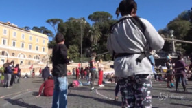 L’associazionismo protesta in piazza del Popolo: “Il governo si è dimenticato di noi”