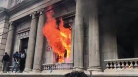 Guatemala: proteste contro il governo, a fuoco il palazzo del Congresso