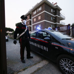 Milano, accoltella moglie e suocera e tenta suicidio: le donne sono gravissime