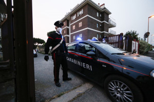 Milano, accoltella moglie e suocera e tenta suicidio: le donne sono gravissime