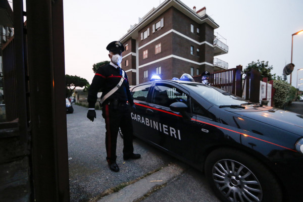 Milano, accoltella moglie e suocera e tenta suicidio: le donne sono gravissime