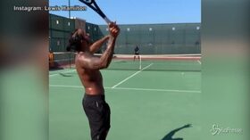 Lewis Hamilton si dà al tennis, ma il risultato è da ridere