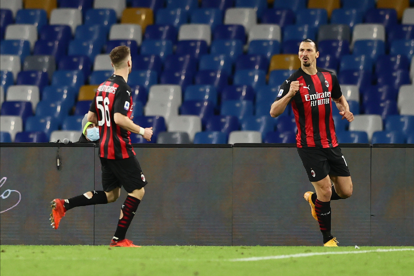 Ibra doppietta e infortunio: il Milan vola in testa, 3-1 al Napoli