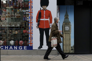 Regno Unito: Johnson annuncia riapertura parziale, ma no ‘liberi tutti’