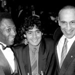 Maradona, il mondo in lacrime dal calcio alla politica. Pelé: Giocheremo in cielo