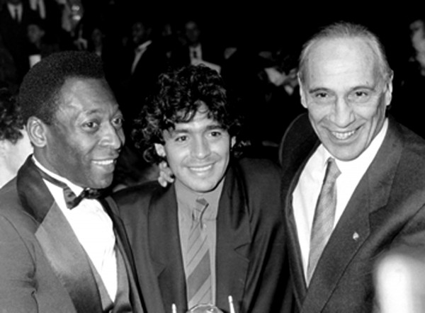 Maradona, il mondo in lacrime dal calcio alla politica. Pelé: Giocheremo in cielo