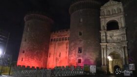 Violenza sulle donne, a Napoli il Maschio Angioino si tinge di rosso