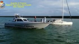 Calabria, Gdf intercetta imbarcazione con 52 migranti a bordo