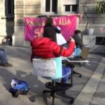 Milano, il professore organizza la lezione di filosofia nel cortile del liceo