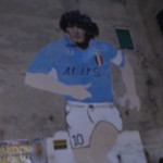La commozione dei tifosi a Napoli davanti al murales del Pibe de Oro