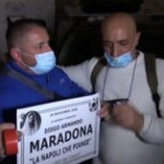 Ai Quartieri Spagnoli di Napoli i tifosi portano lumini e manifesti funebri