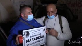 Ai Quartieri Spagnoli di Napoli i tifosi portano lumini e manifesti funebri