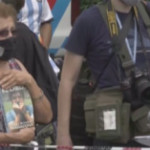 La gente e le tv fuori dalla residenza di Maradona a Tigre