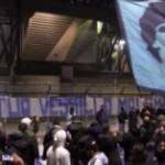 L’ultimo saluto dei tifosi al Pibe davanti allo stadio