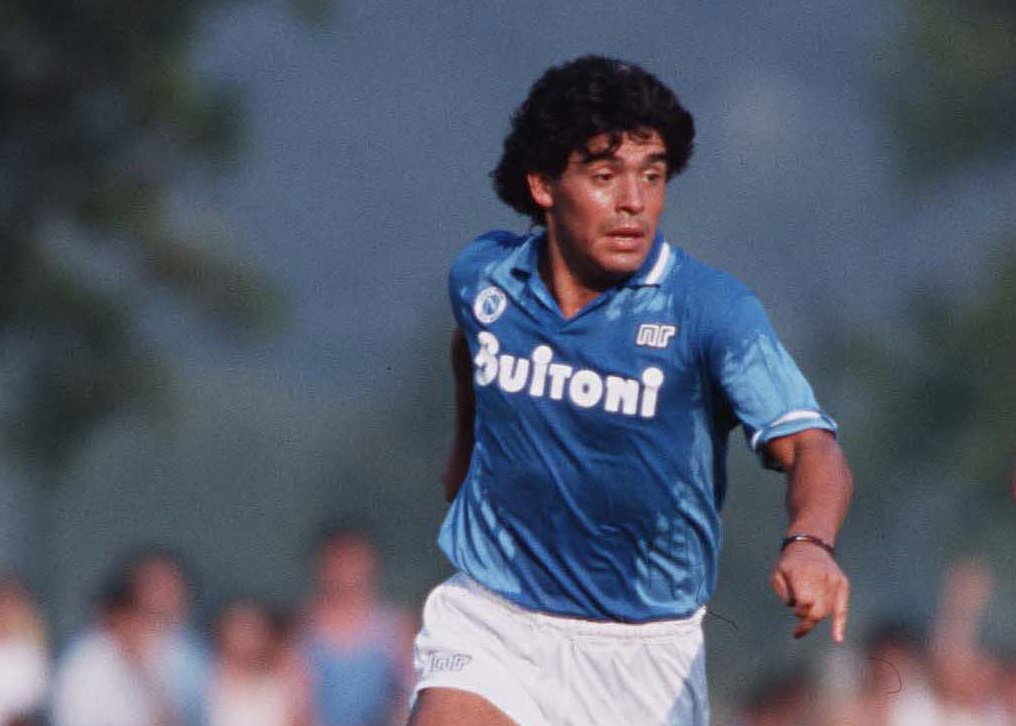 Maradona stroncato da arresto cardiaco in casa. Lutto nazionale in Argentina, Napoli piange il suo eroe