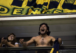 ‘Maradona è megl’ ‘e Pelé’: così il primo calciatore pop ha stregato Napoli