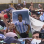 Maradona, migliaia di persone davanti alla Casa Rosada per omaggiare il Pibe de Oro