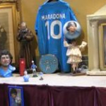 Napoli, a San Gregorio Armeno il commosso saluto dei maestri pastorai a Maradona