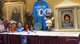 Napoli, a San Gregorio Armeno il commosso saluto dei maestri pastorai a Maradona