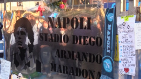Per i tifosi il San Paolo è gia ‘Stadio Diego Maradona’: la targa apposta dalla curva B | VIDEO
