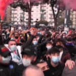 Cori e fumogeni, il tributo dei tifosi napoletani a Maradona