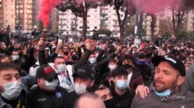 Cori e fumogeni, il tributo dei tifosi napoletani a Maradona
