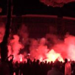 Napoli, un San Paolo infuocato canta l’inno di Diego: fumogeni rossi per ricordare El Pibe de Oro