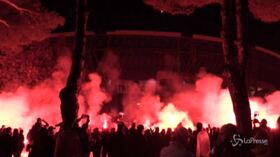 Napoli, un San Paolo infuocato canta l’inno di Diego: fumogeni rossi per ricordare El Pibe de Oro