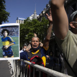 Maradona, un fiume di persone alla camera ardente tra tensioni. Poi il corteo e la sepoltura al cimitero con i genitori