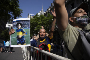Maradona, un fiume di persone alla camera ardente tra tensioni. Poi il corteo e la sepoltura al cimitero con i genitori