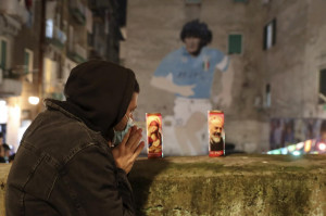 Maradona, il dolore di Napoli: E’ morto il Re, intitoliamogli lo stadio