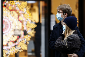 Coronavirus, a Natale controlli per chi rientra da estero. Ristori per impianti sci