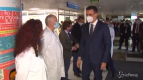 Coronavirus, Pedro Sanchez in visita a ospedale che sta sviluppando vaccino