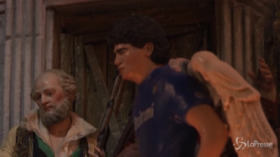Napoli, nel presepe la statuetta di Maradona diventa un angelo azzurro