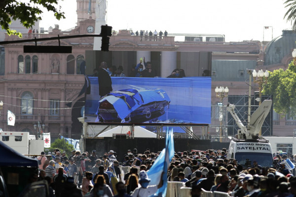 Maradona, l’ultimo saluto al campione al Jardin de Bella Vista