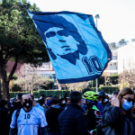 Maradona, l’omaggio della Serie A sui campi: immagini, lutto e silenzio