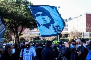 Maradona, l’omaggio della Serie A sui campi: immagini, lutto e silenzio