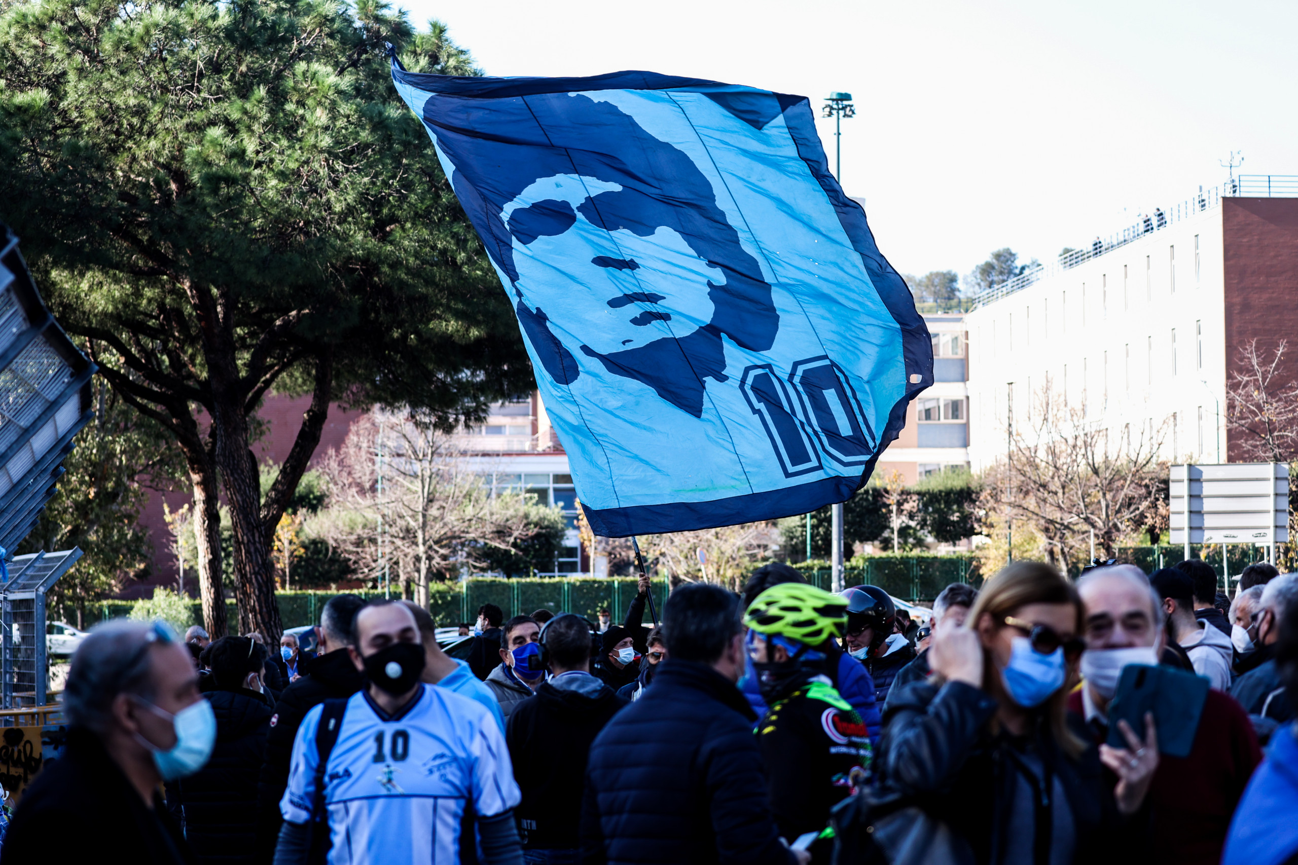 Maradona, l’omaggio della Serie A sui campi: immagini, lutto e silenzio Maradona, l’omaggio della Serie A sui campi: immagini, lutto e silenzio