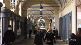 Torino, primo giorno di zona arancione: folla in centro