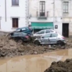 Maltempo, in Sardegna auto accatastate nel fango