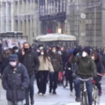 Milano, il centro torna a riempirsi per lo shopping