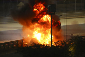 Gp Bahrain, la vettura di Grosjean si spezza in due e prende fuoco: il pilota indenne