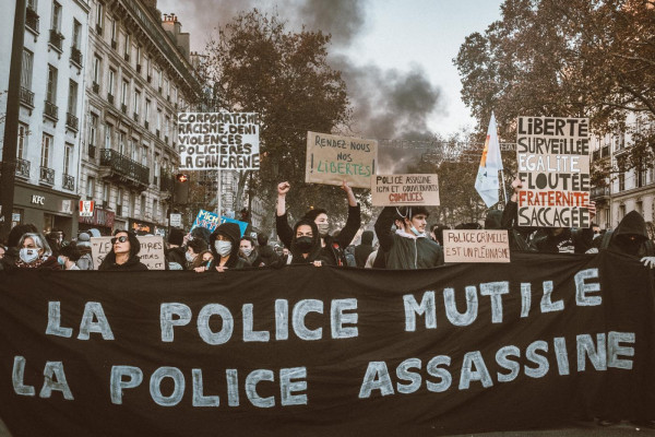 Manifestazione a Parigi con scontri sul tema sicurezza globale