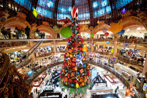 Le splendide decorazioni natalizie di Galeries Lafayette a Parigi