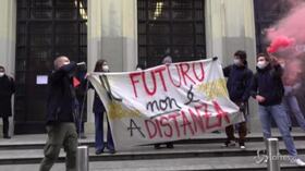Milano, anche il preside protesta con gli studenti: “Siete la generazione che dovrà ricostruire il Paese”