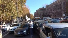 Roma, ristoratori esasperati bloccano il traffico in città